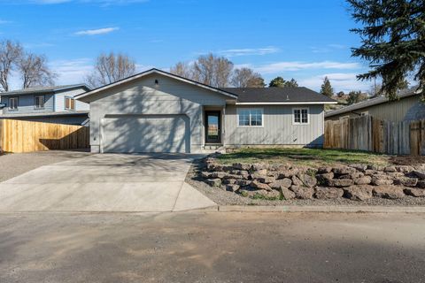 Photo of 695 NE 8th Street, Prineville, OR 97754 (MLS # 220217611)