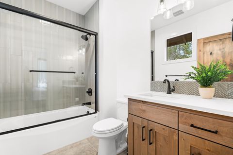 Tiny photo for 56282 Elk Run Drive #404, Bend, OR 97707 (MLS # 220215122)