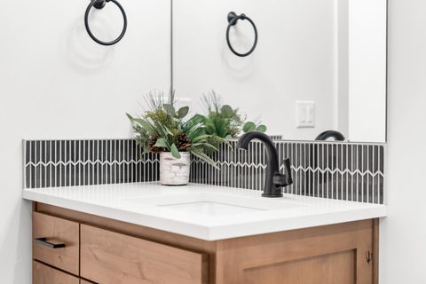 Tiny photo for 56282 Elk Run Drive #404, Bend, OR 97707 (MLS # 220215122)