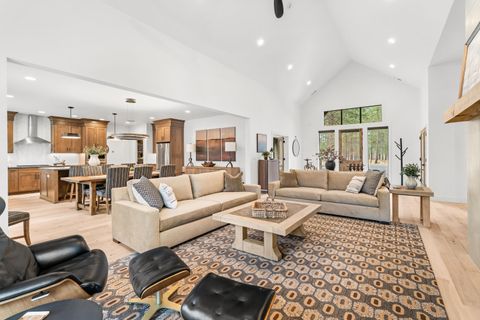 Tiny photo for 56282 Elk Run Drive #404, Bend, OR 97707 (MLS # 220215122)