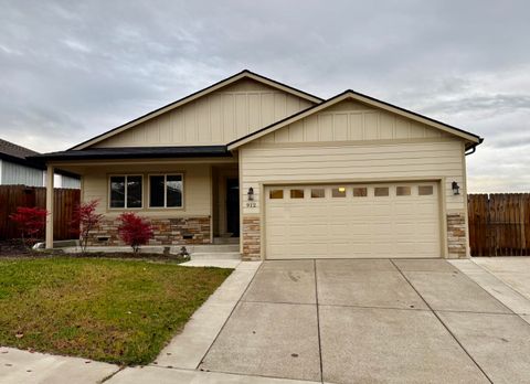 Photo of 912 Stonewater Drive, Eagle Point, OR 97524 (MLS # 220212142)