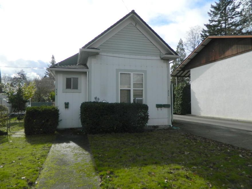 Triplex in NW Grants Pass.  3 studio apartment with off street parking.  Building in in excellent condition.  Kitchen furnished with range & frig. Gas heat.  Long term tenants. 3 off street parking spaces.
Seller pays:  Water-$100.88 per month, gas $28./month, garbage $62./month