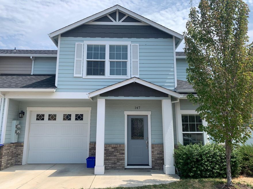 Lovely newer town home in the Clearview development in Talent OR. Gorgeous granite counters and wood floors. Great open floor plan and lots of extra storage. There  is full landscaping with automatic irrigation and an oversized one car garage. One owner is a licensed Oregon real estate broker.