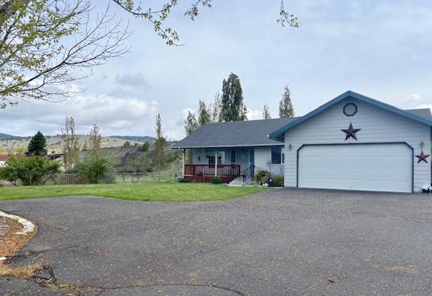 Charming three-bed home on a spacious and convenient lot!  This three-bed, two-bath home is spread over 1,266sqft and is perfectly nestled on a 0.27-acre lot along a  cul-de-sac.
The living space is open-concept and light-filled with an abundance of windows and a tall vaulted ceiling. The kitchen will delight thanks to the spacious counter-top and breakfast bar, a lot of cabinetry, and newer gas stove. A new air-conditioning unit was installed in July 2019 and guarantees year-round comfort plus there's also an updated water heater. Extra quality features include a vaulted ceiling in the master, a ceiling fan in the living space, a sun-soaked entertaining deck and plenty of parking space for an RV, trailer or boat. This charming home is perfectly positioned close to Harbor Isle, JELD-WEN, Sky Lakes Medical Center and the Oregon Institute of Technology.