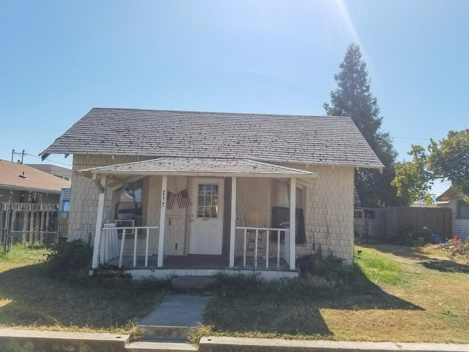 Main image without alt text