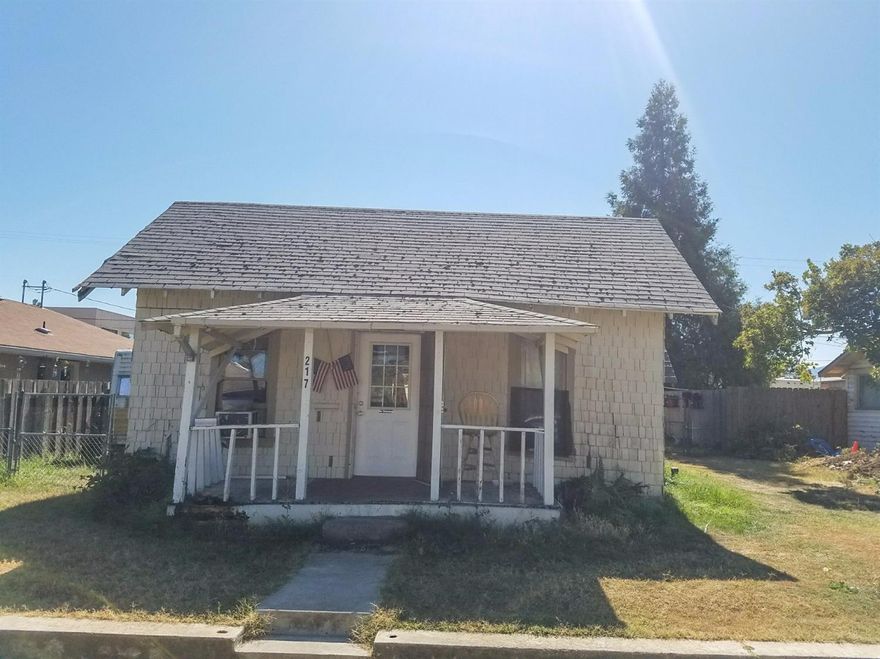 Great home for the investor and those buyers with an open mind. Home is 1 bedroom, 1 bathroom with good potential. Property does back up to McLaughlin junior high and has access from the back as well. Home will not finance..