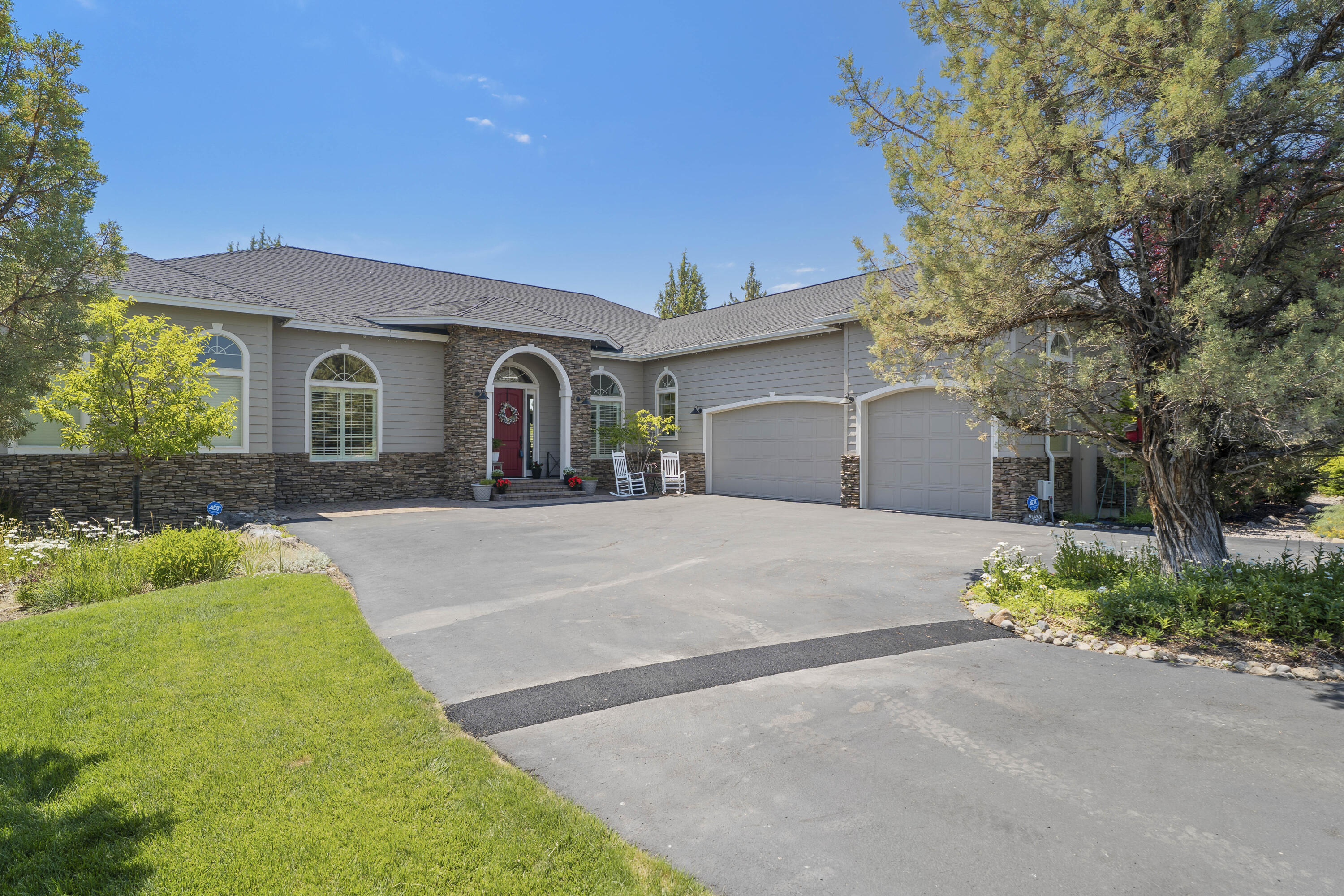 8550 Coopers Hawk Drive