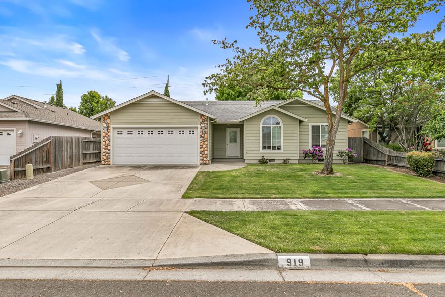 What's not to love?  Excellent curb appeal, outstanding neighborhood/community, home shows beautifully, vacant and ready when you are!
Features include: Vaulted ceilings w/ ceiling fans in great room and primary bedroom, walk-in closet, plant shelves, open floor plan, gas fireplace, slider to the nice sized backyard w/ mature landscaping, extended patio and timed sprinklers. Additional built-in shelving in the garage. Stone's throw to the new(er) ''Rogue X'' aquatic center and Sports Park!  Hurry on this one!!!!