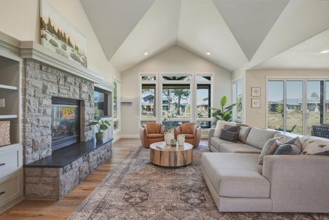 Tiny photo for 61807 Fall Creek Loop, Bend, OR 97702 (MLS # 220219478)