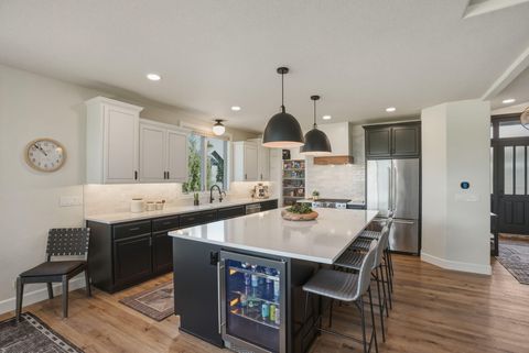 Tiny photo for 61807 Fall Creek Loop, Bend, OR 97702 (MLS # 220219478)