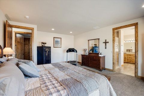 Tiny photo for 6150 NW Kingwood Avenue, Redmond, OR 97756 (MLS # 220214258)