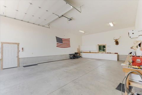 Tiny photo for 6150 NW Kingwood Avenue, Redmond, OR 97756 (MLS # 220214258)