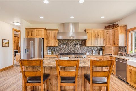 Tiny photo for 6150 NW Kingwood Avenue, Redmond, OR 97756 (MLS # 220214258)