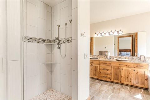 Tiny photo for 6150 NW Kingwood Avenue, Redmond, OR 97756 (MLS # 220214258)