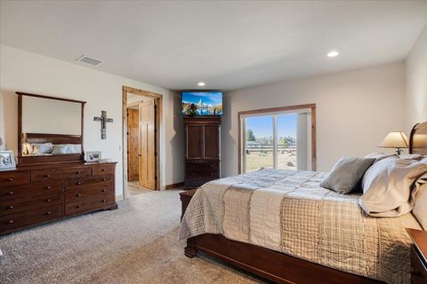 Tiny photo for 6150 NW Kingwood Avenue, Redmond, OR 97756 (MLS # 220214258)