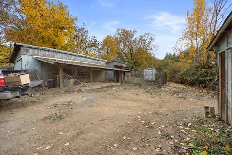 Tiny photo for 1931 Sleepy Hollow Loop, Grants Pass, OR 97527 (MLS # 220214950)