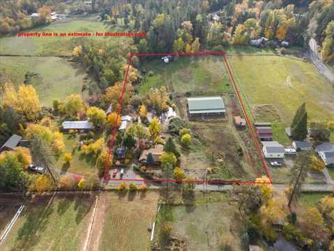 Photo of 1931 Sleepy Hollow Loop, Grants Pass, OR 97527 (MLS # 220214950)