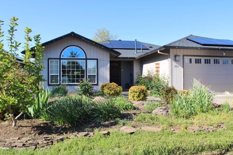 Tiny photo for 3011 Edgewood Drive, Medford, OR 97504 (MLS # 220220142)