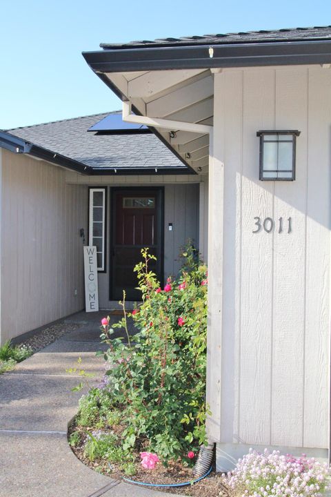 Tiny photo for 3011 Edgewood Drive, Medford, OR 97504 (MLS # 220220142)