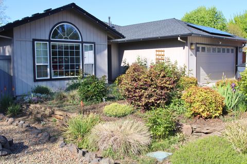Photo of 3011 Edgewood Drive, Medford, OR 97504 (MLS # 220220142)