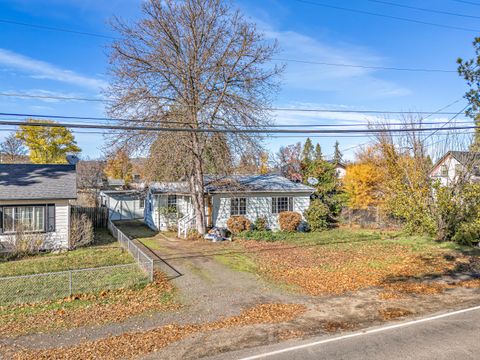 Photo of 620 S Royal Avenue, Eagle Point, OR 97524 (MLS # 220212134)