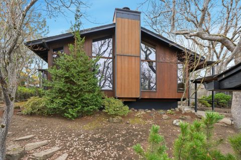 Photo of 804 Acorn Circle, Ashland, OR 97520 (MLS # 220214363)