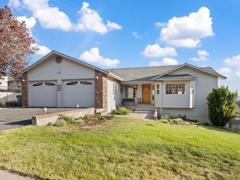 Photo of 2220 Kimberly Drive, Klamath Falls, OR 97603 (MLS # 220221766)