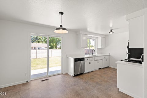 Tiny photo for 557 Glenn Way, Central Point, OR 97502 (MLS # 220223744)