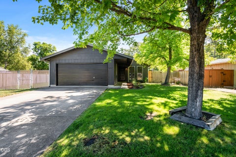 Photo of 557 Glenn Way, Central Point, OR 97502 (MLS # 220223744)