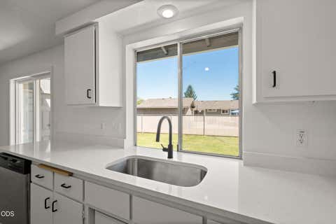Tiny photo for 557 Glenn Way, Central Point, OR 97502 (MLS # 220223744)