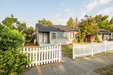 Photo of 947 SW 14th Street, Redmond, OR 97756 (MLS # 220227331)