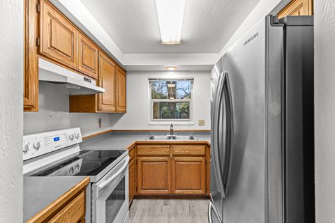 Tiny photo for 132 S Mountain Avenue #4, Ashland, OR 97520 (MLS # 220213862)