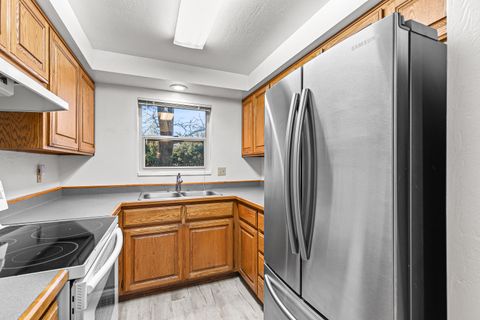 Tiny photo for 132 S Mountain Avenue #4, Ashland, OR 97520 (MLS # 220213862)