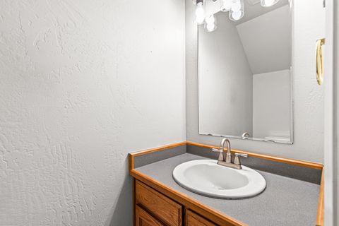 Tiny photo for 132 S Mountain Avenue #4, Ashland, OR 97520 (MLS # 220213862)