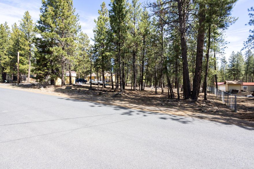 Don't miss out on this rare opportunity to own a slice of paradise in Deschutes RiverWoods! Nestled on 1.37 wooded acres, the property offers the perfect blend of country living with quick access to city convenience. Agate water is available.