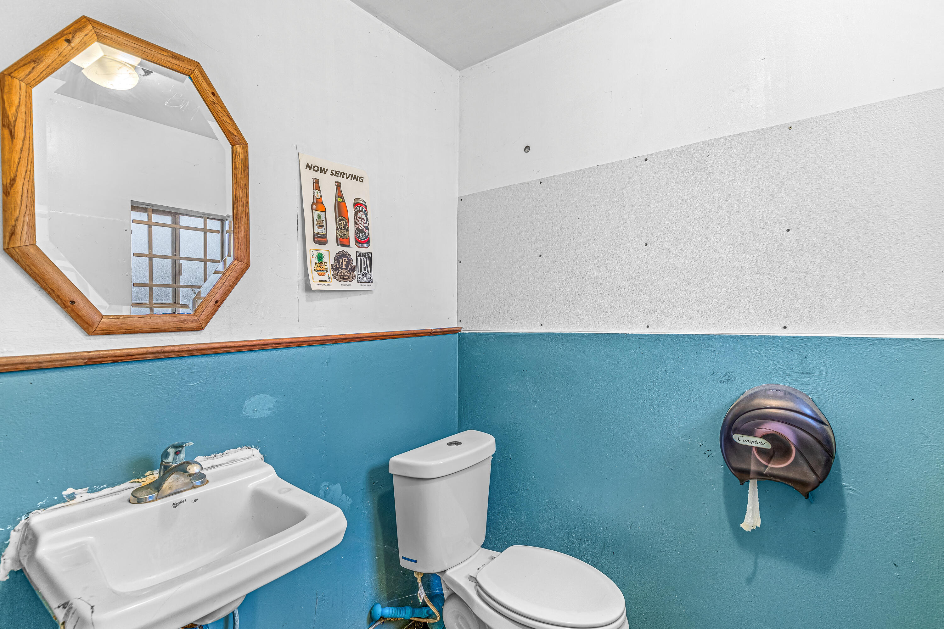 Main image without alt text