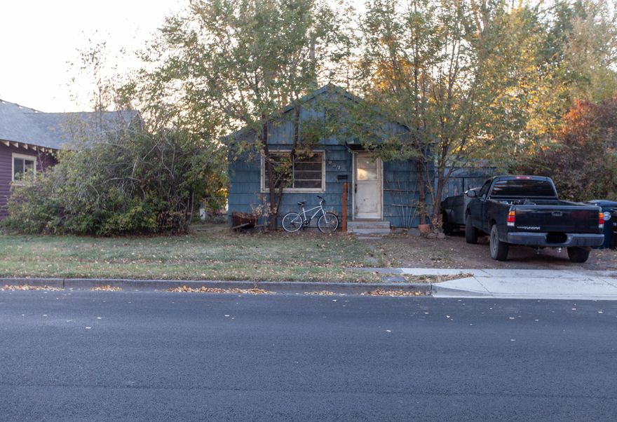 Attention investors! Vintage home with character in an ideal location close to downtown, the library and the Dry Canyon. Fixer upper with tons of potential.