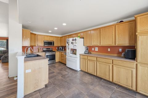 Tiny photo for 2113 NW 22nd Street, Redmond, OR 97756 (MLS # 220219579)