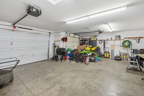 Tiny photo for 2113 NW 22nd Street, Redmond, OR 97756 (MLS # 220219579)
