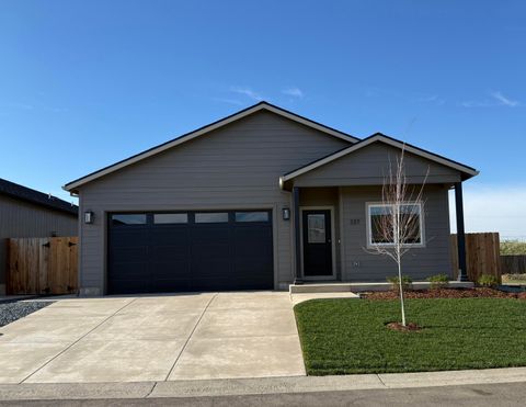 Photo of 337 Quail Circle, Talent, OR 97540 (MLS # 220212162)