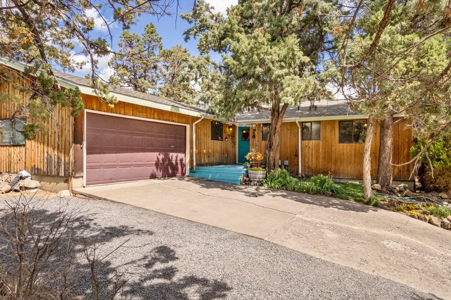 Unique home with amazing mountain views, bordering the canal, trail access out the back yard and in a great quiet established neighborhood in  the Orchard District on Bend's NE Side close to everything.  
Comfortable 3 bedroom, 2.5  bath, single level floor plan. Fenced back yard and additional fenced garden with fruit trees. Spacious lot. Big back deck to enjoy the summer sunsets and mountain views. Walk the trails and enjoy the sounds of nature for an optimal Bend living experience.