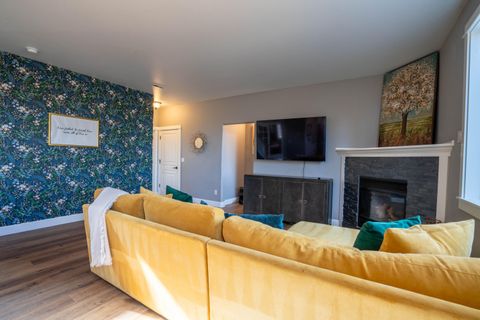 Tiny photo for 1334 SW Rimrock Way, Redmond, OR 97756 (MLS # 220215755)