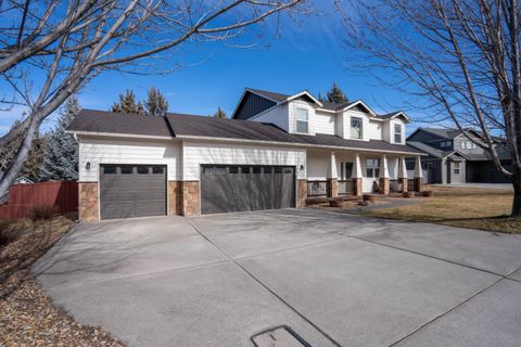 Photo of 1334 SW Rimrock Way, Redmond, OR 97756 (MLS # 220215755)