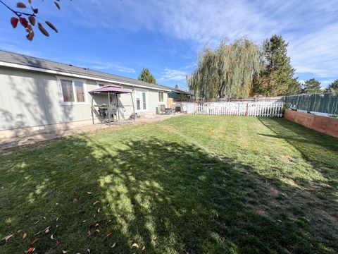 Tiny photo for 2922 SW Metolius Avenue, Redmond, OR 97756 (MLS # 220211479)
