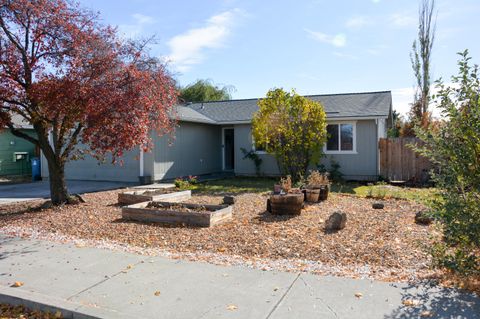 Photo of 2922 SW Metolius Avenue, Redmond, OR 97756 (MLS # 220211479)