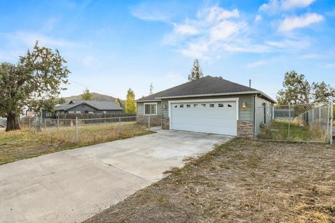 Tiny photo for 3126 Cortez Street, Klamath Falls, OR 97601 (MLS # 220210761)