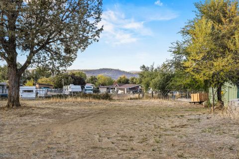 Tiny photo for 3126 Cortez Street, Klamath Falls, OR 97601 (MLS # 220210761)