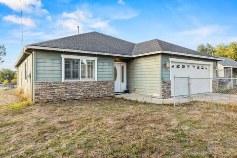 Tiny photo for 3126 Cortez Street, Klamath Falls, OR 97601 (MLS # 220210761)