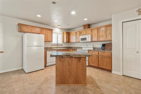 Tiny photo for 3126 Cortez Street, Klamath Falls, OR 97601 (MLS # 220210761)