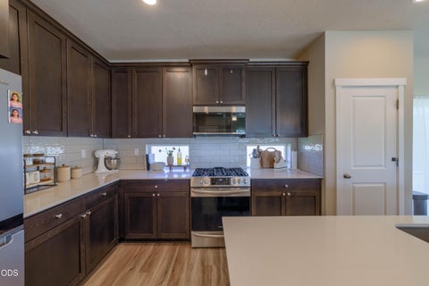 Tiny photo for 300 NW Double Eagle Avenue, Madras, OR 97741 (MLS # 220223359)